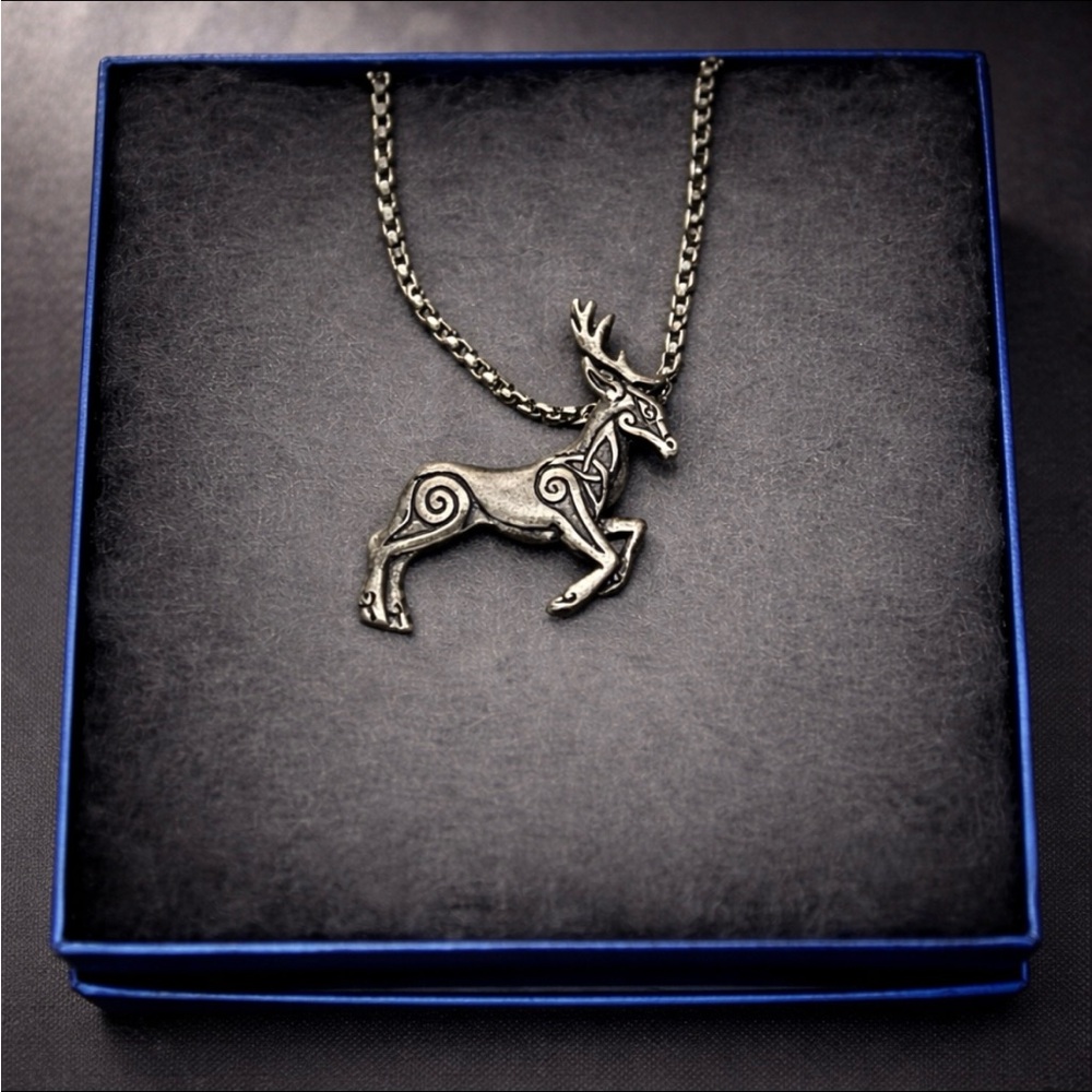 Men’s 18” Stainless Steel Chain with a Celtic Stag Pewter Pendant EUC Fairycore